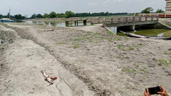 আশাশুনির কাদাকাটিতে কাবিখা প্রকল্পের মাটির কাজে ব্যাপক দুর্নীতির অভিযোগ